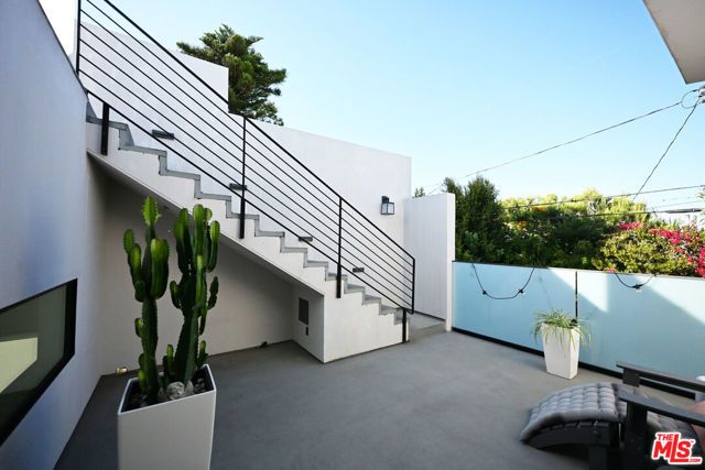 3272 Grand View Boulevard, Los Angeles, CA 90066