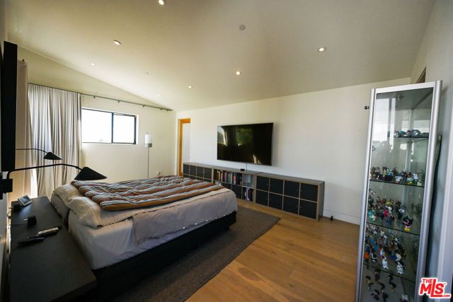 3272 Grand View Boulevard, Los Angeles, CA 90066