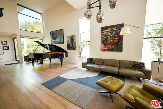 3272 Grand View Boulevard, Los Angeles, CA 90066