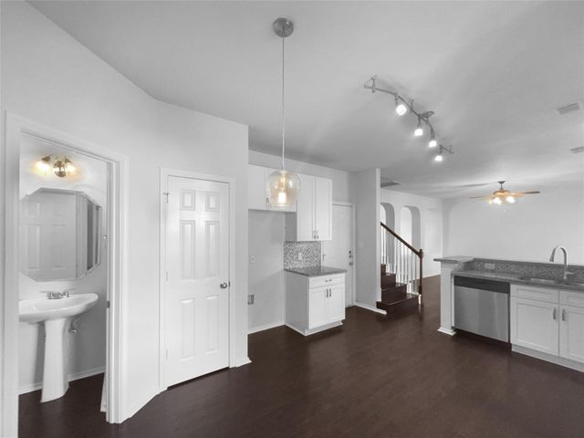 1718 Rosenborough LN S, Round Rock, TX 78665