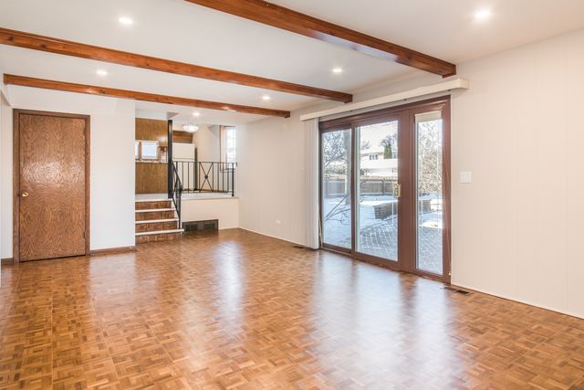 8332 N Knight Avenue, Niles, IL 60714