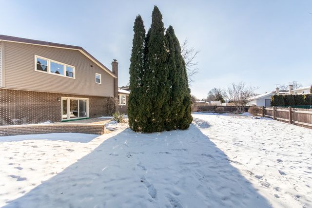 8332 N Knight Avenue, Niles, IL 60714