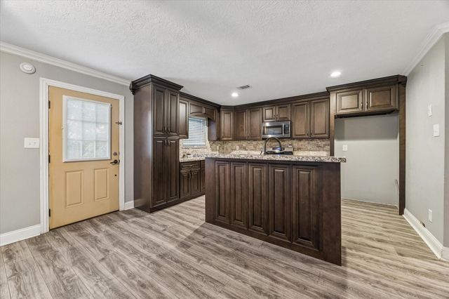 601 W Cleveland Street, Baytown, TX 77520