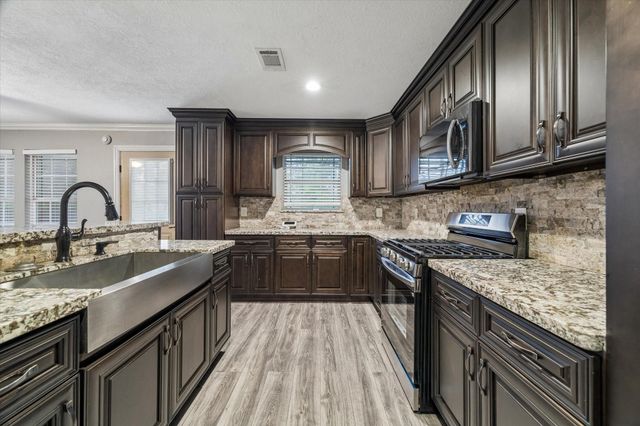 601 W Cleveland Street, Baytown, TX 77520