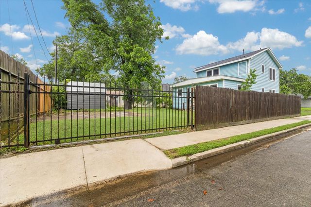 601 W Cleveland Street, Baytown, TX 77520