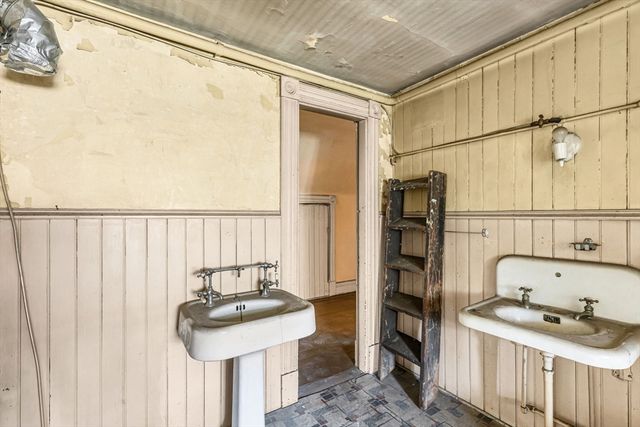 18 Wendell Pl, Springfield, MA 01105