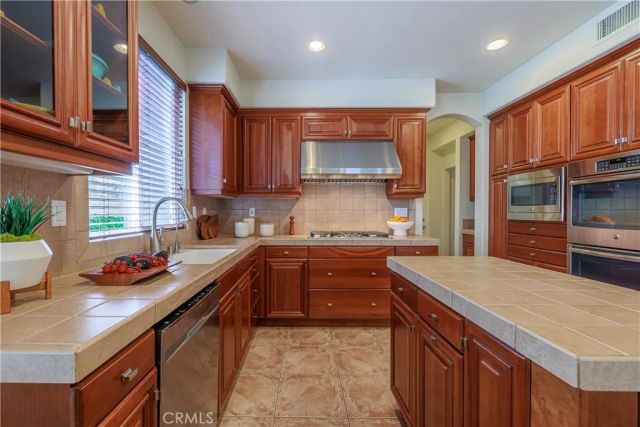 22 Modesto, Irvine, CA 92602