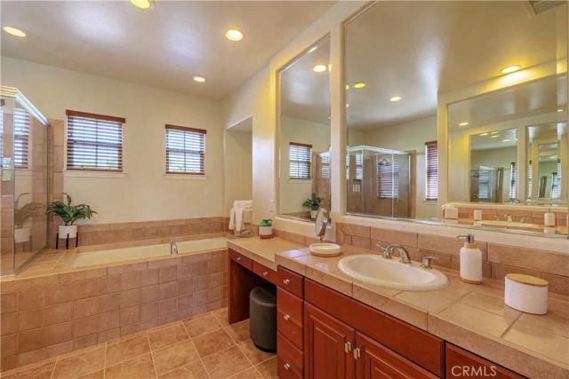 22 Modesto, Irvine, CA 92602