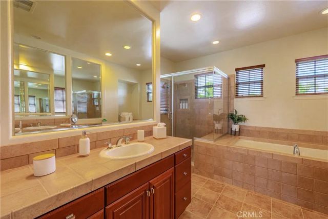 22 Modesto, Irvine, CA 92602