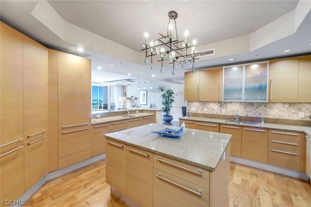 13675 Vanderbilt DR 406, Naples, FL 34110