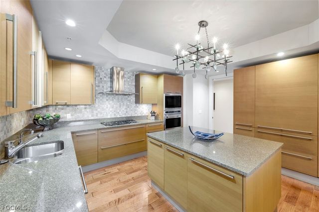 13675 Vanderbilt DR 406, Naples, FL 34110