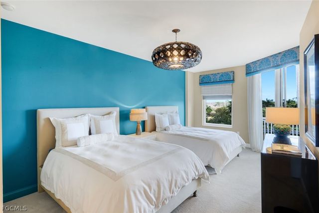 13675 Vanderbilt DR 406, Naples, FL 34110