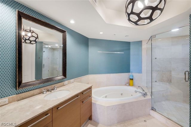 13675 Vanderbilt DR 406, Naples, FL 34110