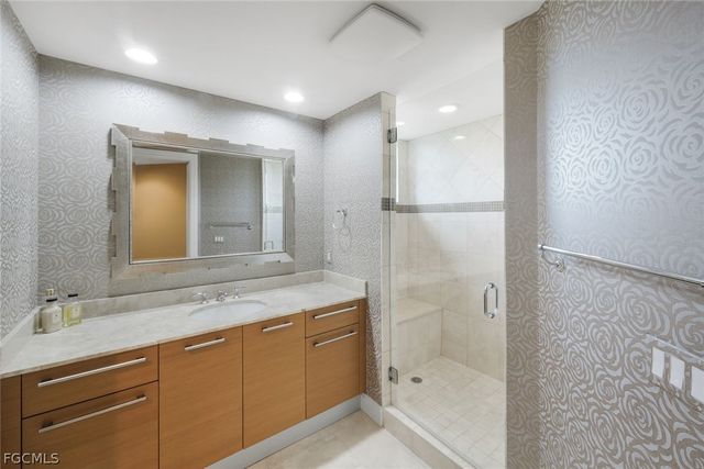 13675 Vanderbilt DR 406, Naples, FL 34110