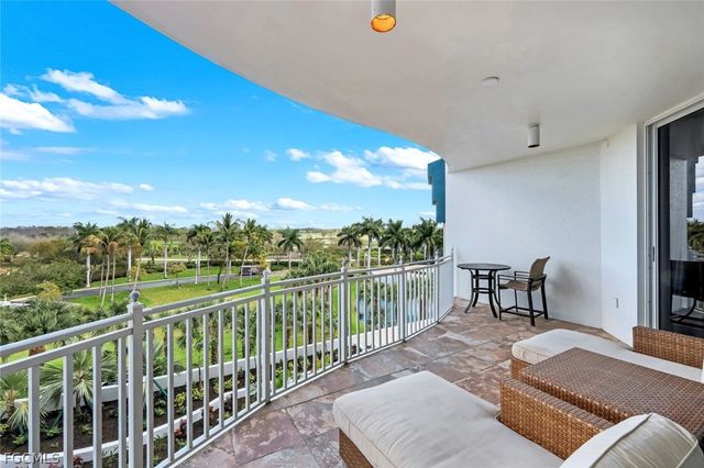 13675 Vanderbilt DR 406, Naples, FL 34110