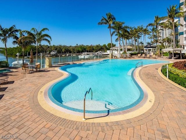 13675 Vanderbilt DR 406, Naples, FL 34110