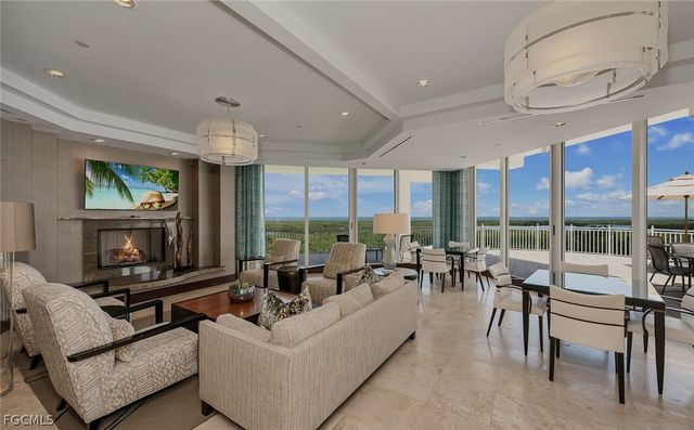 13675 Vanderbilt DR 406, Naples, FL 34110