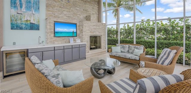 13675 Vanderbilt DR 406, Naples, FL 34110