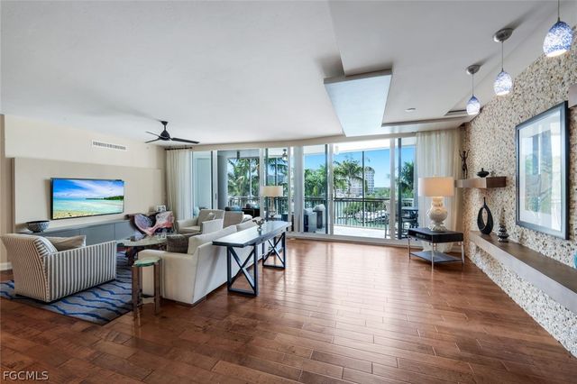 13675 Vanderbilt DR 406, Naples, FL 34110