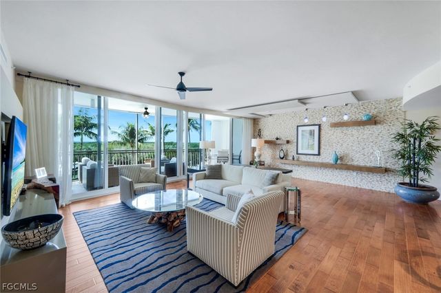 13675 Vanderbilt DR 406, Naples, FL 34110