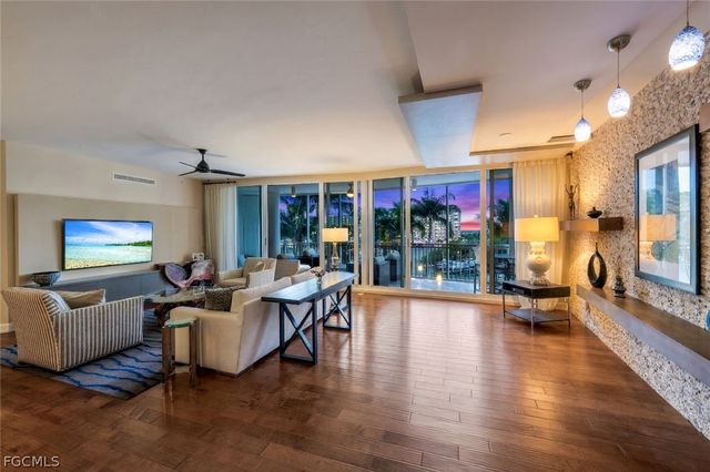 13675 Vanderbilt DR 406, Naples, FL 34110