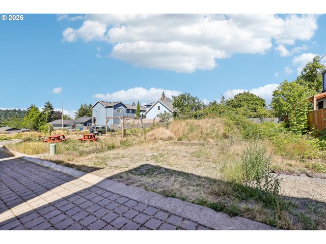 9033 Ne HOYT St, Portland, OR 97220