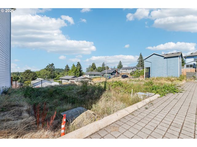 9033 Ne HOYT St, Portland, OR 97220