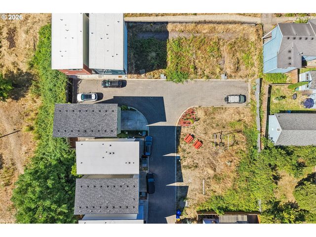 9033 Ne HOYT St, Portland, OR 97220