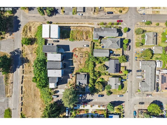9033 Ne HOYT St, Portland, OR 97220