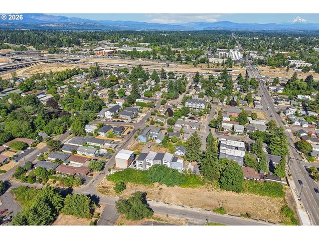 9033 Ne HOYT St, Portland, OR 97220