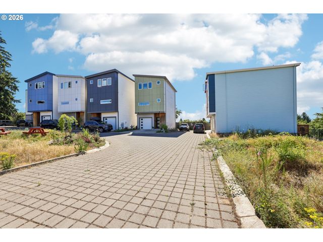 9033 Ne HOYT St, Portland, OR 97220