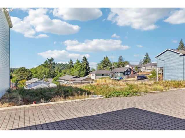 9033 Ne HOYT St, Portland, OR 97220
