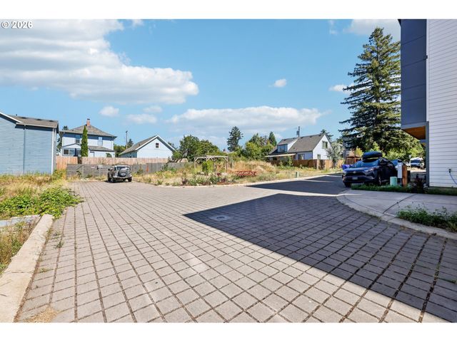 9033 Ne HOYT St, Portland, OR 97220