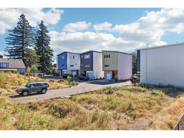 9033 Ne HOYT St, Portland, OR 97220