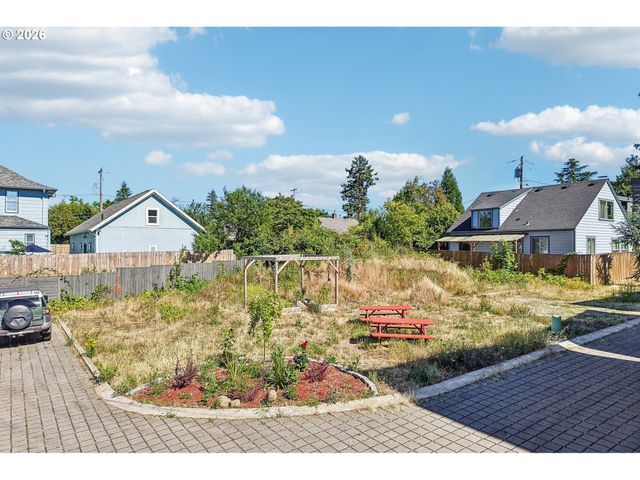 9033 Ne HOYT St, Portland, OR 97220