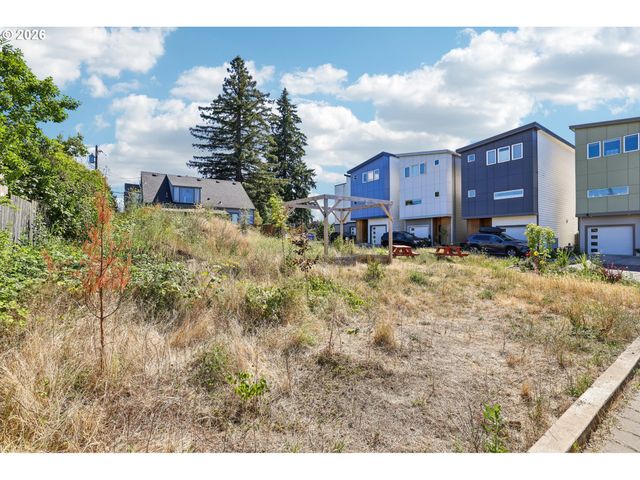 9033 Ne HOYT St, Portland, OR 97220