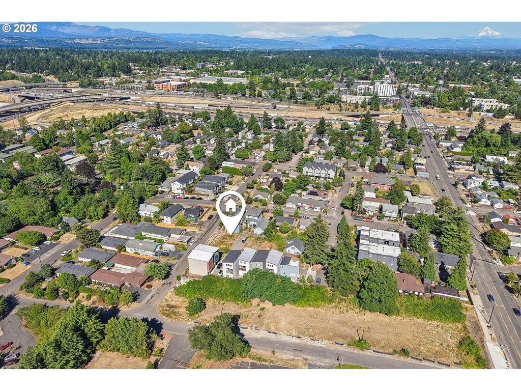 9033 Ne HOYT St, Portland, OR 97220