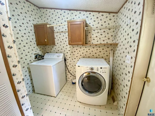 1303 E Iris Pl Place, Sioux Falls, SD 57103