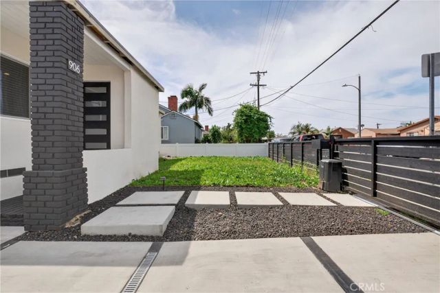 906 W poplar Street, Compton, CA 90220