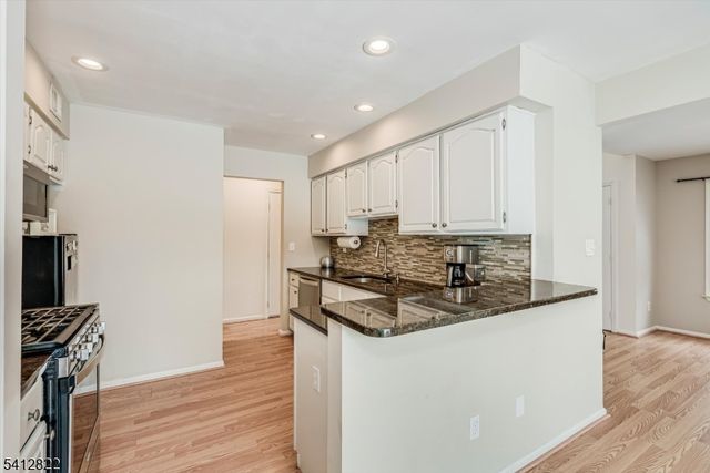 1 Weatherhill Rd, Hamburg Boro, NJ 07419