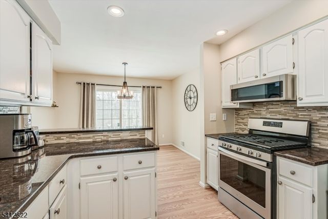 1 Weatherhill Rd, Hamburg Boro, NJ 07419