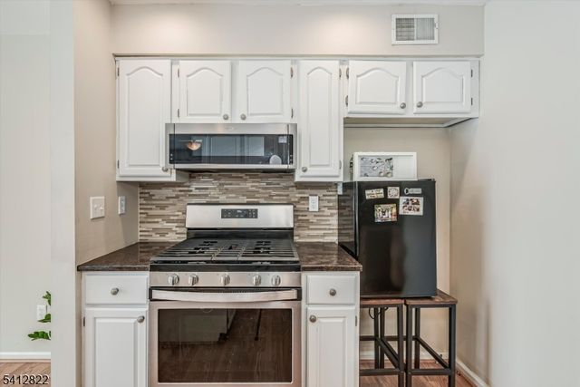 1 Weatherhill Rd, Hamburg Boro, NJ 07419