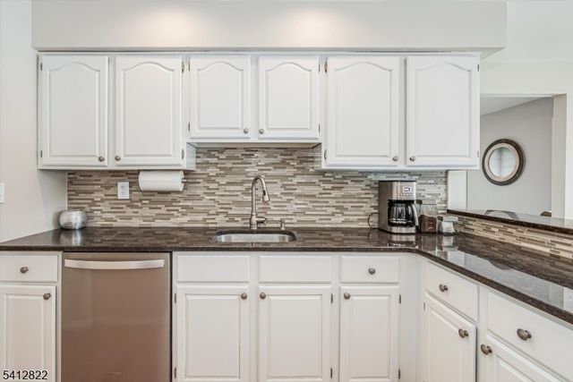 1 Weatherhill Rd, Hamburg Boro, NJ 07419