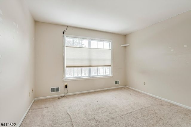 1 Weatherhill Rd, Hamburg Boro, NJ 07419