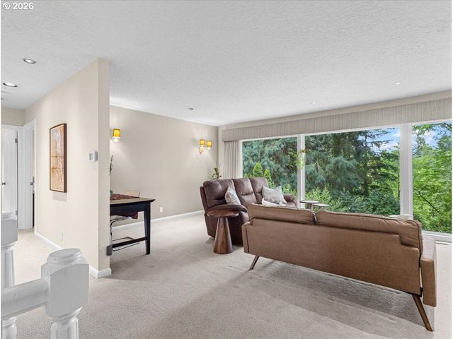 934 Sw CHELTENHAM St, Portland, OR 97239