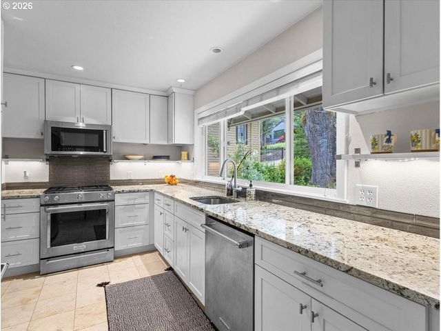 934 Sw CHELTENHAM St, Portland, OR 97239