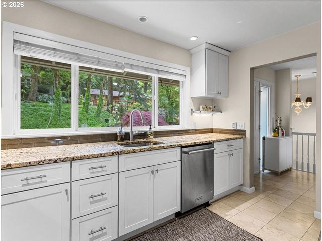 934 Sw CHELTENHAM St, Portland, OR 97239
