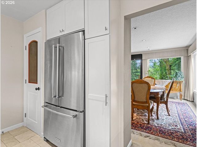 934 Sw CHELTENHAM St, Portland, OR 97239