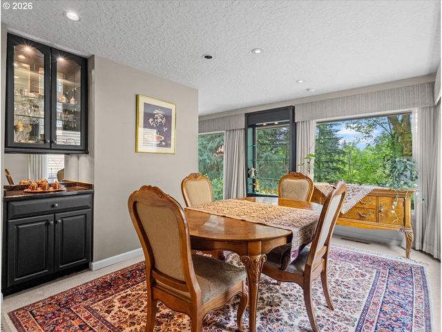 934 Sw CHELTENHAM St, Portland, OR 97239
