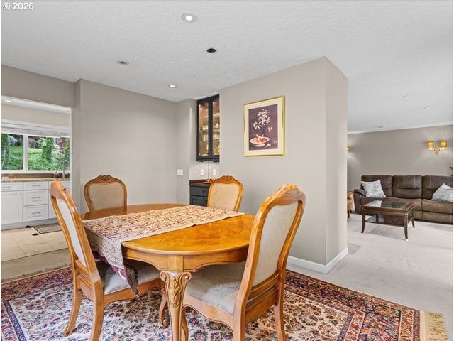 934 Sw CHELTENHAM St, Portland, OR 97239
